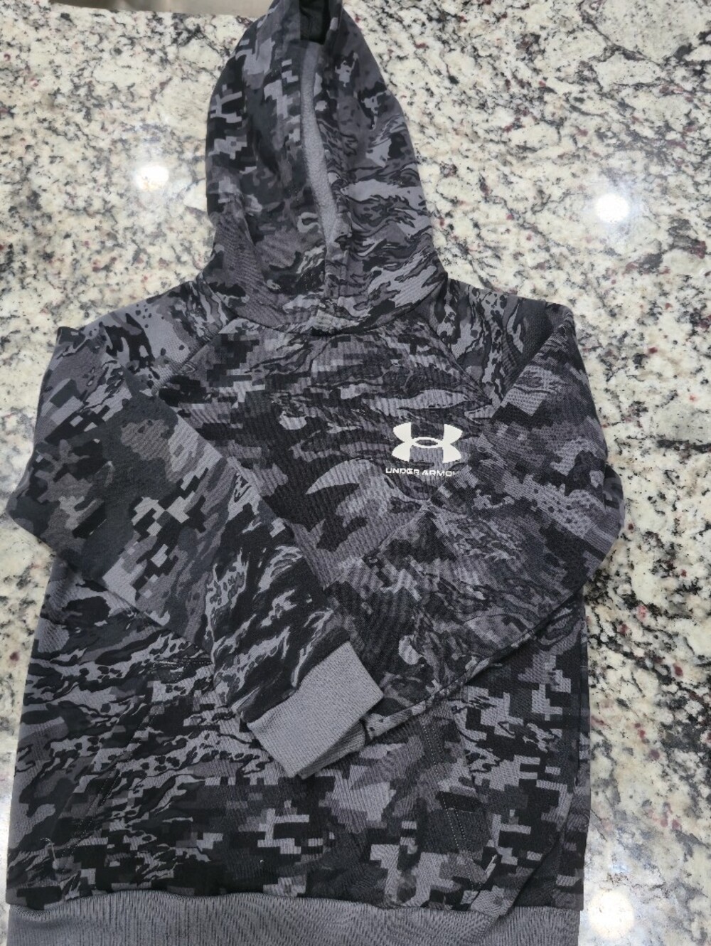 Under Armour Youth Size Small Black & Gray Camo Hooded Shirt